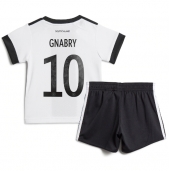 Maillot de football Réplique Allemagne Serge Gnabry #10 Domicile Enfant Mondial 2022 Manche Courte (+ Pantalon court)