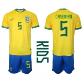 Maillot de football Réplique Brésil Casemiro #5 Domicile Enfant Mondial 2022 Manche Courte (+ Pantalon court)
