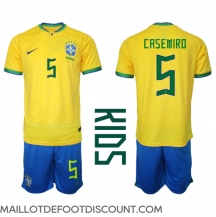 Maillot de football Réplique Brésil Casemiro #5 Domicile Enfant Mondial 2022 Manche Courte (+ Pantalon court)