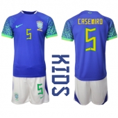 Maillot de football Réplique Brésil Casemiro #5 Extérieur Enfant Mondial 2022 Manche Courte (+ Pantalon court)