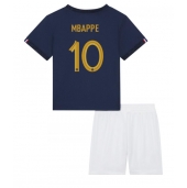Maillot de football Réplique France Kylian Mbappe #10 Domicile Enfant Mondial 2022 Manche Courte (+ Pantalon court)
