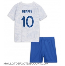Maillot de football Réplique France Kylian Mbappe #10 Extérieur Enfant Mondial 2022 Manche Courte (+ Pantalon court)