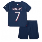 Maillot de football Réplique Paris Saint-Germain Kylian Mbappe #7 Domicile Enfant 2023-24 Manche Courte (+ Pantalon court)