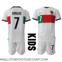 Maillot de football Réplique le Portugal Cristiano Ronaldo #7 Extérieur Enfant Mondial 2022 Manche Courte (+ Pantalon court)