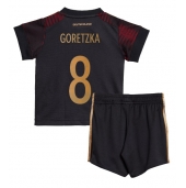 Maillot de football Réplique Allemagne Leon Goretzka #8 Extérieur Enfant Mondial 2022 Manche Courte (+ Pantalon court)