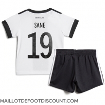 Maillot de football Réplique Allemagne Leroy Sane #19 Domicile Enfant Mondial 2022 Manche Courte (+ Pantalon court)