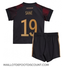 Maillot de football Réplique Allemagne Leroy Sane #19 Extérieur Enfant Mondial 2022 Manche Courte (+ Pantalon court)