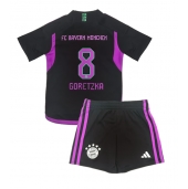 Maillot de football Réplique Bayern Munich Leon Goretzka #8 Extérieur Enfant 2023-24 Manche Courte (+ Pantalon court)
