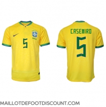 Maillot de football Réplique Brésil Casemiro #5 Domicile Mondial 2022 Manche Courte