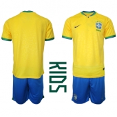 Maillot de football Réplique Brésil Domicile Enfant Mondial 2022 Manche Courte (+ Pantalon court)