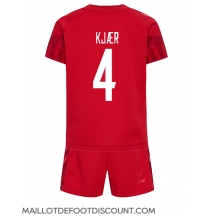 Maillot de football Réplique Danemark Simon Kjaer #4 Domicile Enfant Mondial 2022 Manche Courte (+ Pantalon court)