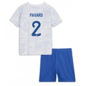 Maillot de football Réplique France Benjamin Pavard #2 Extérieur Enfant Mondial 2022 Manche Courte (+ Pantalon court)