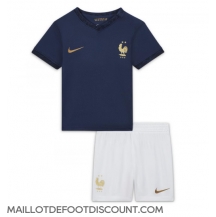 Maillot de football Réplique France Domicile Enfant Mondial 2022 Manche Courte (+ Pantalon court)