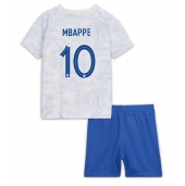 Maillot de football Réplique France Kylian Mbappe #10 Extérieur Enfant Mondial 2022 Manche Courte (+ Pantalon court)