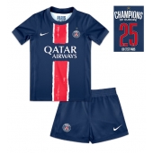 Maillot de football Réplique Paris Saint-Germain Domicile Enfant 2024-25 UCL Champions Manche Courte (+ Pantalon court)