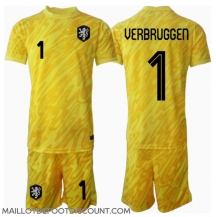 Maillot de football Réplique Pays-Bas Bart Verbruggen #1 Gardien de but Extérieur Enfant Europe 2024 Manche Courte (+ Pantalon court)
