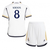 Maillot de football Réplique Real Madrid Toni Kroos #8 Domicile Enfant 2023-24 Manche Courte (+ Pantalon court)
