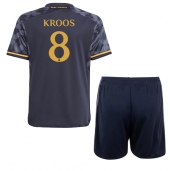 Maillot de football Réplique Real Madrid Toni Kroos #8 Extérieur Enfant 2023-24 Manche Courte (+ Pantalon court)