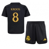 Maillot de football Réplique Real Madrid Toni Kroos #8 Troisième Enfant 2023-24 Manche Courte (+ Pantalon court)
